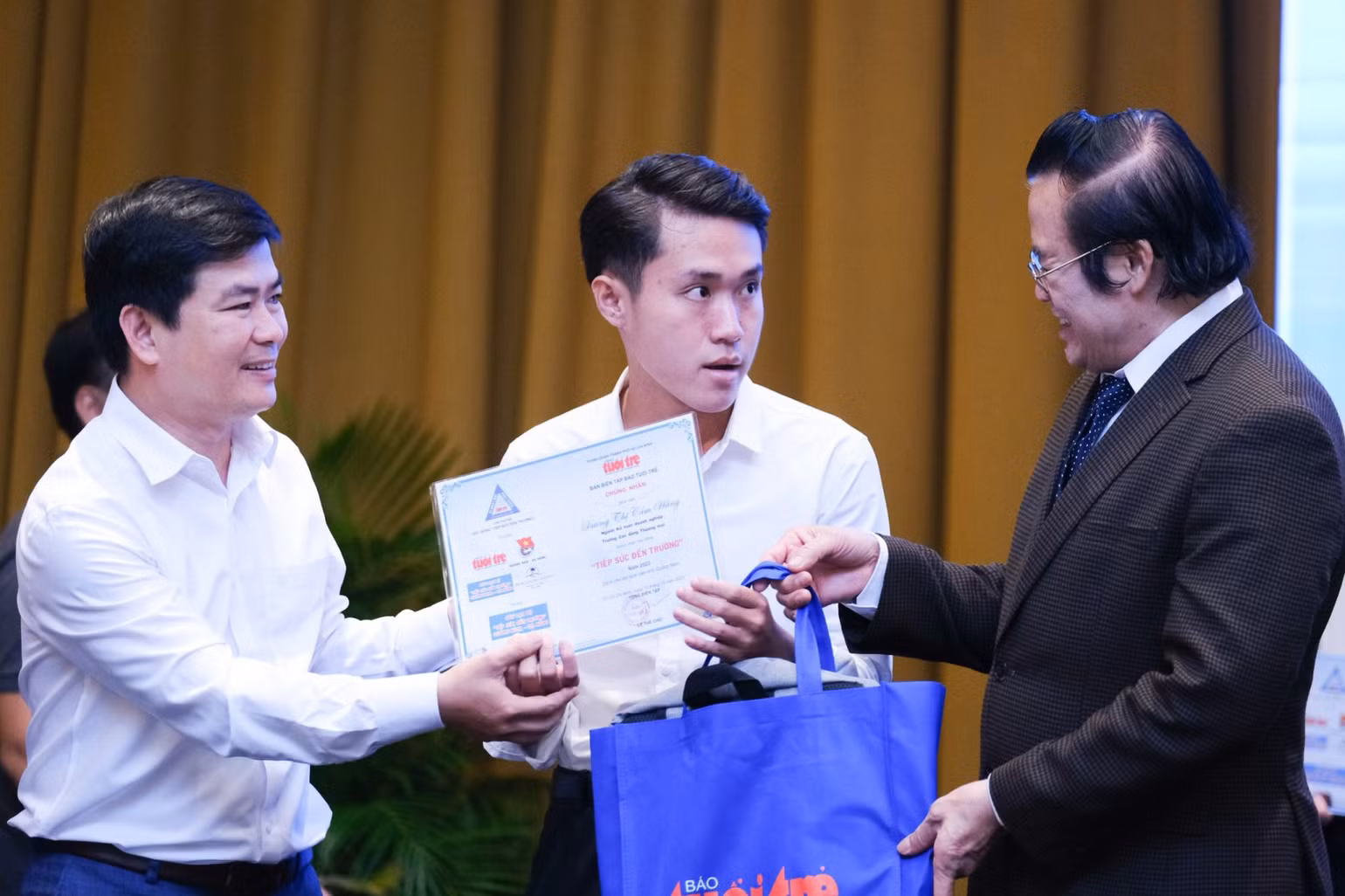 Tân sinh viên Quảng Nam-Đà Nẵng nhận học bổng Tiếp sức đến trường trong lễ trao ngày 15/10. Tân sinh viên Quảng Nam-Đà Nẵng nhận học bổng Tiếp sức đến trường trong lễ trao ngày 15/10.