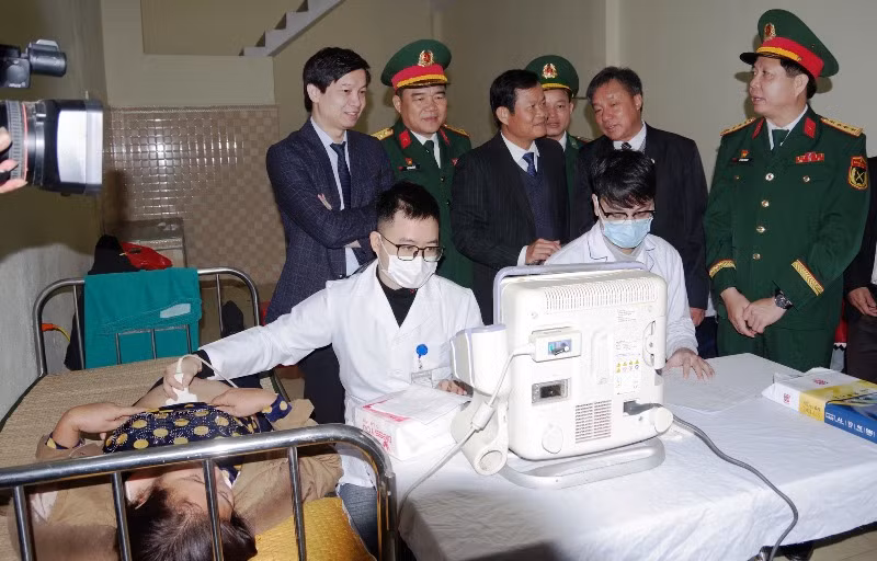 Cán bộ, Quân y Thanh Hóa-Hủa Phăn thăm, khám, chữa bệnh cho nhân dân khu vực biên giới.