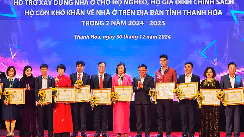 Lãnh đạo Ủy ban Mặt trận Tổ quốc, Ủy ban nhân dân tỉnh Thanh Hóa trao tặng Bằng khen cho các doanh nghiệp chung tay trợ giúp hộ nghèo.