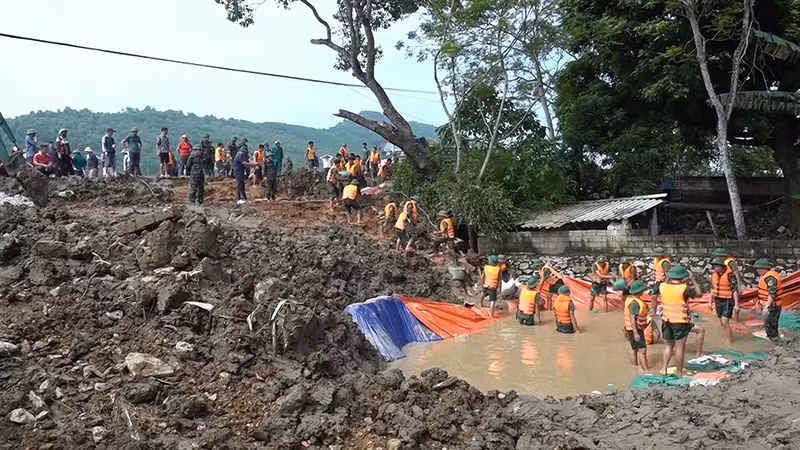 Lực lượng vũ trang xử lý sự cố, gia cố đê tả sông Mã trong mùa mưa bão năm 2024.