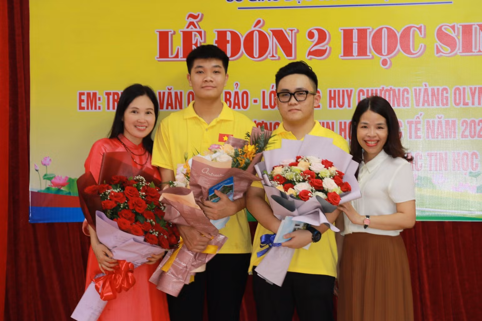 Đón và vinh danh học sinh trường Phan Bội Châu đoạt giải Huy chương Bạc Tin học Quốc tế, Huy chương Vàng Tin học châu Á. Ảnh nhà trường cung cấp Đón và vinh danh học sinh trường Phan Bội Châu đoạt giải Huy chương Bạc Tin học Quốc tế, Huy chương Vàng Tin học châu Á. Ảnh nhà trường cung cấp