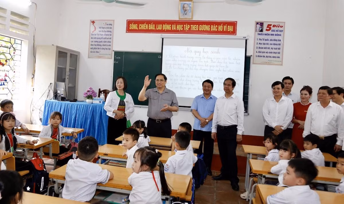 Thủ tướng Phạm Minh Chính nói chuyện, thăm hỏi các em học sinh Trường tiểu học thị trấn Yên Lập. Thủ tướng Phạm Minh Chính nói chuyện, thăm hỏi các em học sinh Trường tiểu học thị trấn Yên Lập.