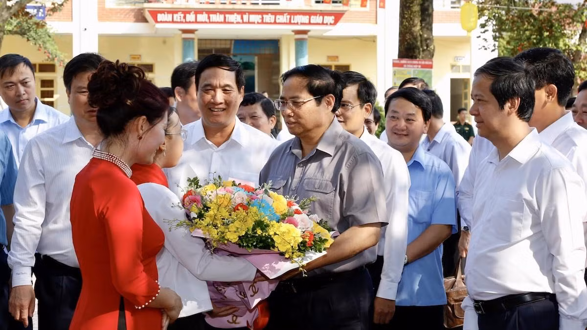 Thầy cô giáo và học sinh Trường tiểu học thị trấn Yên Lập chào đón và tặng hoa cho Thủ tướng. Thầy cô giáo và học sinh Trường tiểu học thị trấn Yên Lập chào đón và tặng hoa cho Thủ tướng.