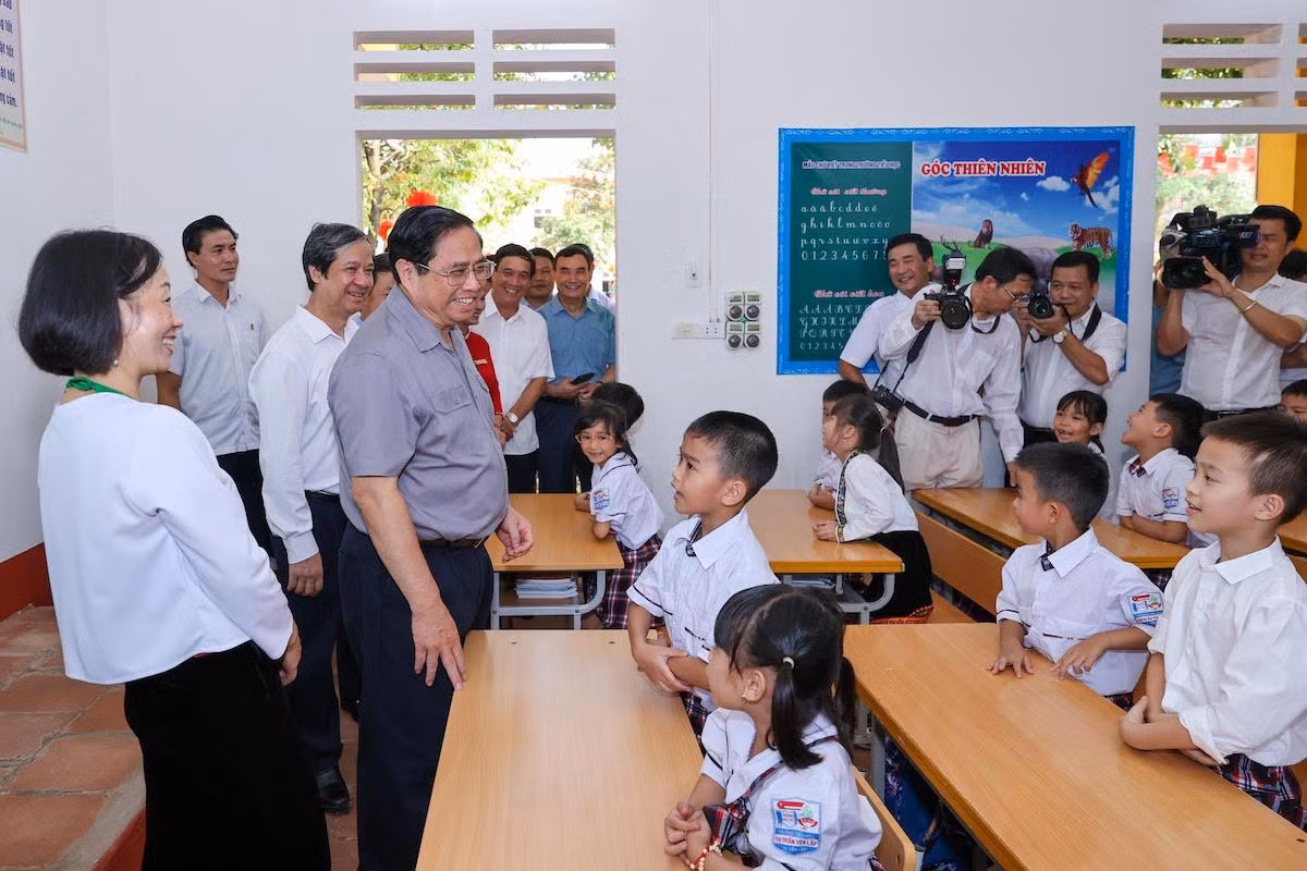 Thủ tướng Phạm Minh Chính với các em học sinh Trường tiểu học thị trấn Yên Lập. Thủ tướng Phạm Minh Chính với các em học sinh Trường tiểu học thị trấn Yên Lập.