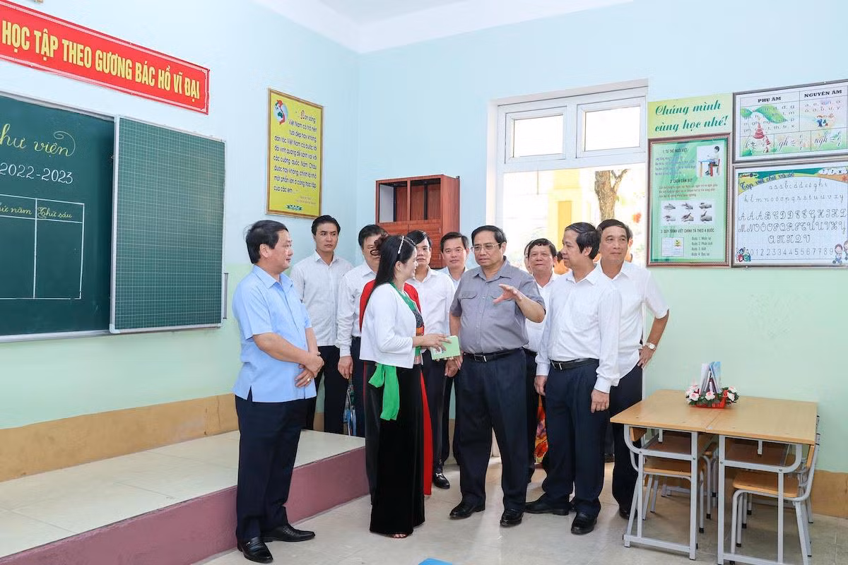 Thủ tướng Phạm Minh Chính thăm hỏi, động viên giáo viên, học sinh. Thủ tướng Phạm Minh Chính thăm hỏi, động viên giáo viên, học sinh.