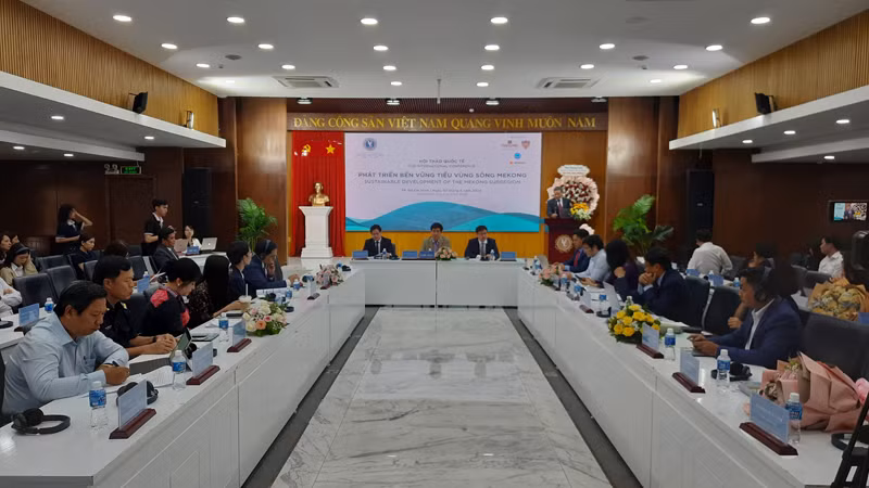 Quang cảnh hội thảo. Quang cảnh hội thảo.