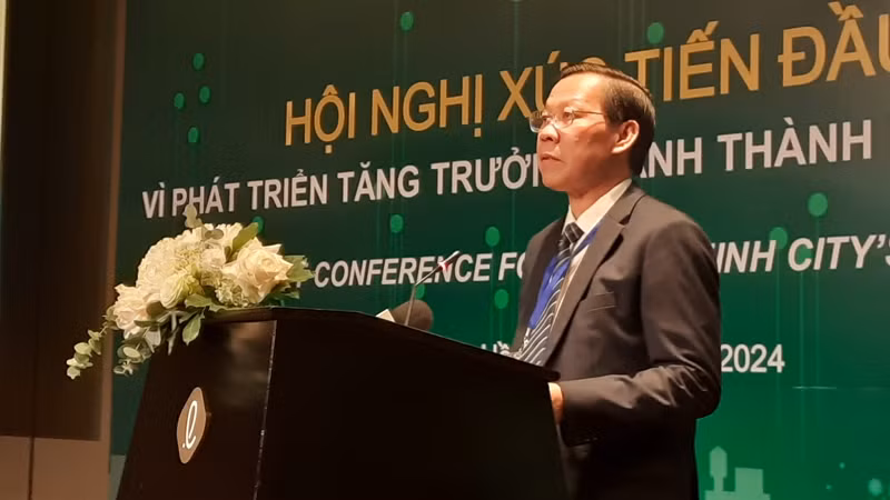 Chủ tịch Ủy ban nhân dân Thành phố Hồ Chí Minh Phan Văn Mãi phát biểu tại hội nghị. Chủ tịch Ủy ban nhân dân Thành phố Hồ Chí Minh Phan Văn Mãi phát biểu tại hội nghị.