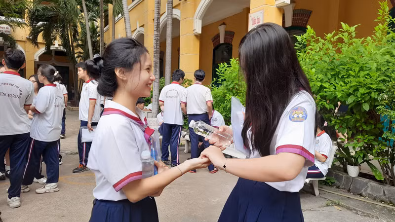 Các thí sinh chúc cho nhau thi đạt kết quả cao. Các thí sinh chúc cho nhau thi đạt kết quả cao.