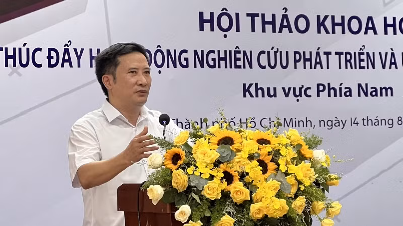 Ông Nguyễn Lê Hùng, Phó Vụ trưởng Vụ Công Nghệ cao phát biểu tại hội thảo Ông Nguyễn Lê Hùng, Phó Vụ trưởng Vụ Công Nghệ cao phát biểu tại hội thảo