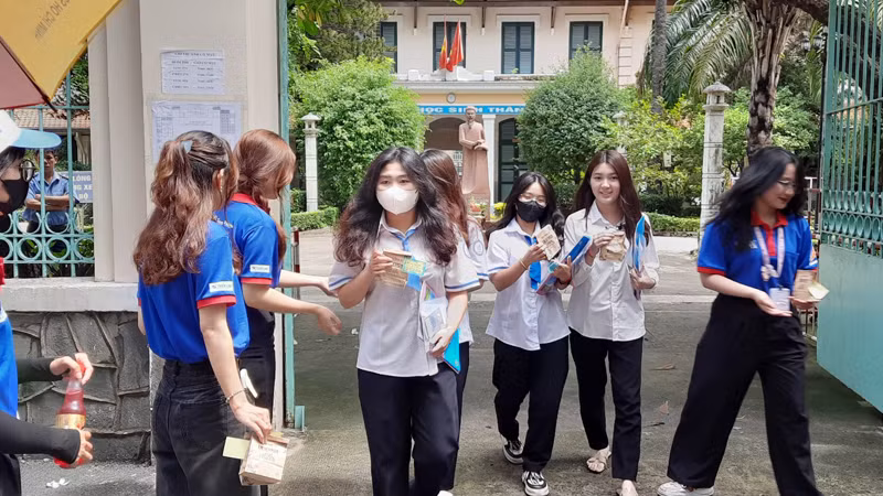 Thí sinh tại Điểm thi Trường trung học phổ thông Lê Quý Đôn, quận 3 phấn khởi và hy vọng đỗ vào trường đại học như mong muốn.