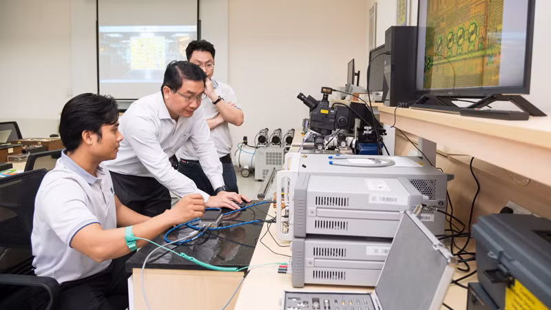 Sinh viên Đại học Quốc gia Thành phố Hồ Chí Minh học tập tại Phòng Thí nghiệm Vi mạch và Hệ thống cao tần. (Ảnh Thiện Thông) Sinh viên Đại học Quốc gia Thành phố Hồ Chí Minh học tập tại Phòng Thí nghiệm Vi mạch và Hệ thống cao tần. (Ảnh Thiện Thông)