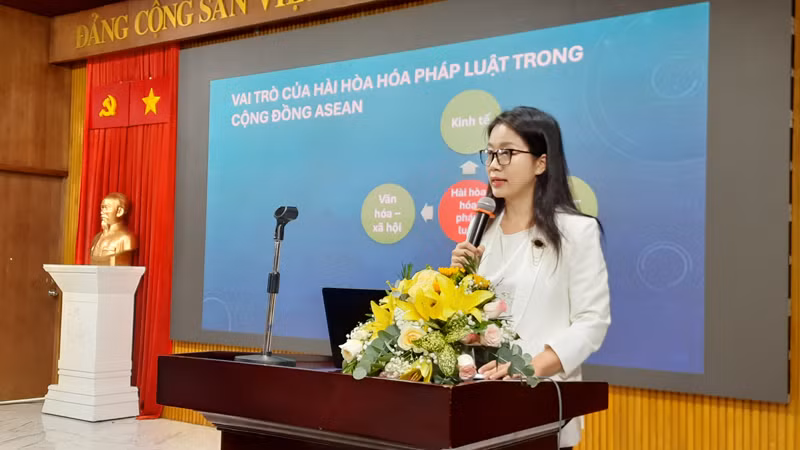 Thạc sĩ Trần Ngọc Hà, Khoa Luật quốc tế, Trường đại học Luật Thành phố Hồ Chí Minh phát biểu tại Hội thảo.