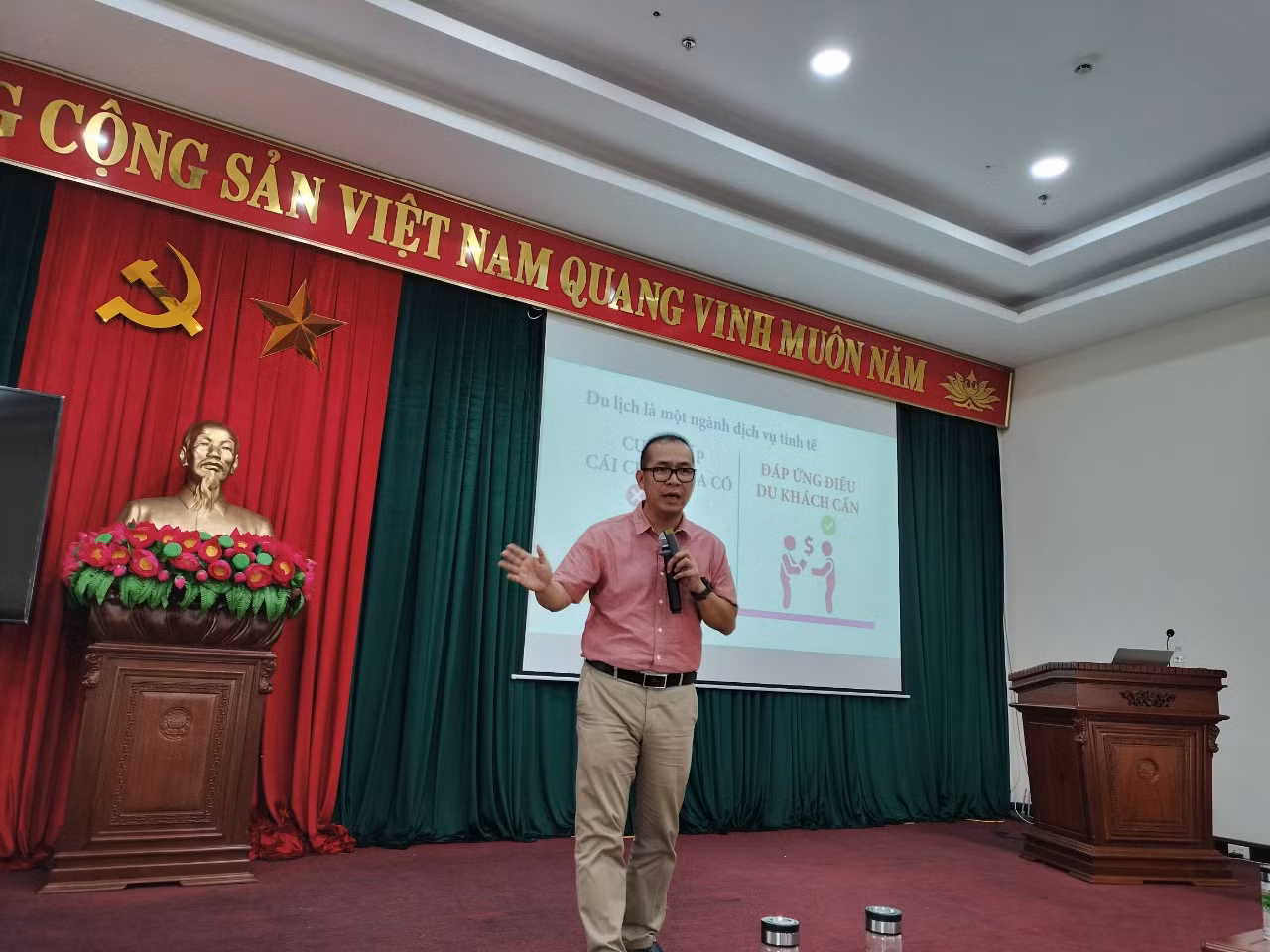Những trải nghiệm thực tiễn được các giảng viên hệ thống hóa và truyền đạt lại cho các học viên tham gia lớp bồi dưỡng. Những trải nghiệm thực tiễn được các giảng viên hệ thống hóa và truyền đạt lại cho các học viên tham gia lớp bồi dưỡng.