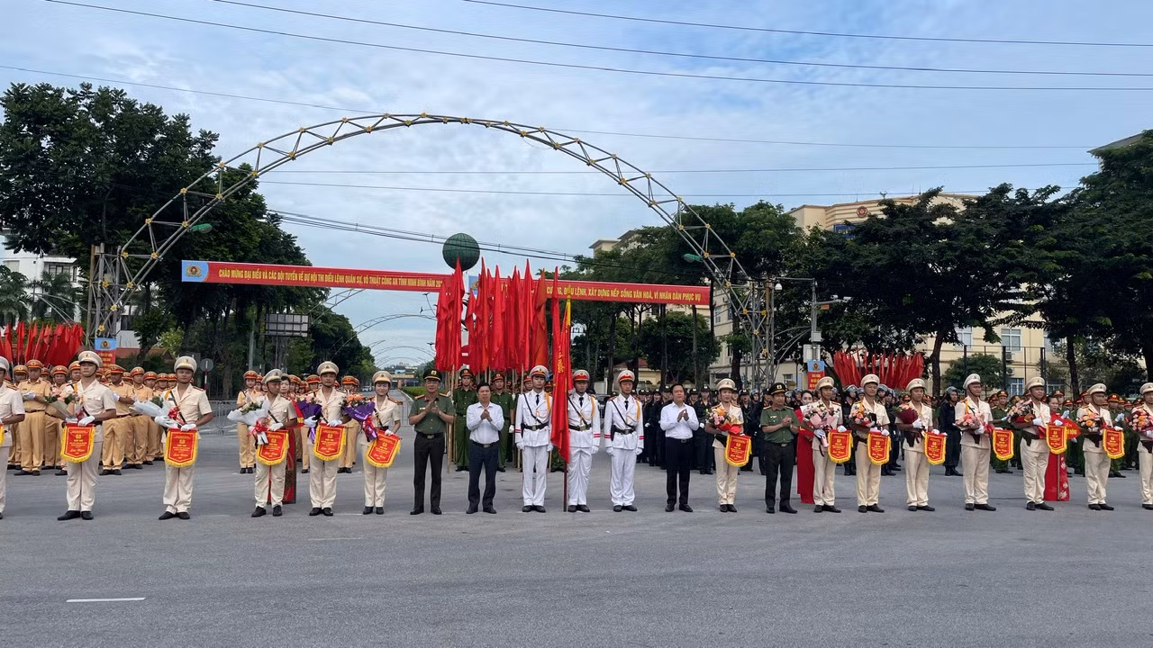 Lãnh đạo tỉnh Ninh Bình trao cờ lưu niệm cho các đội thi. (Ảnh: Xuân Trường)