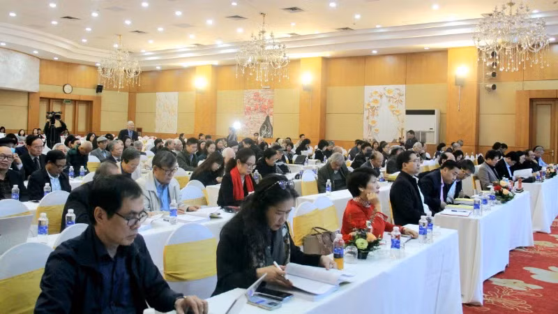Đông đảo các nhà nghiên cứu, văn nghệ sĩ tham dự hội nghị.