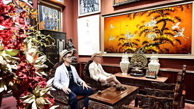 Sự kết hợp giữa trà và tranh giúp con người sống chậm và có chiều sâu hơn. Sự kết hợp giữa trà và tranh giúp con người sống chậm và có chiều sâu hơn.