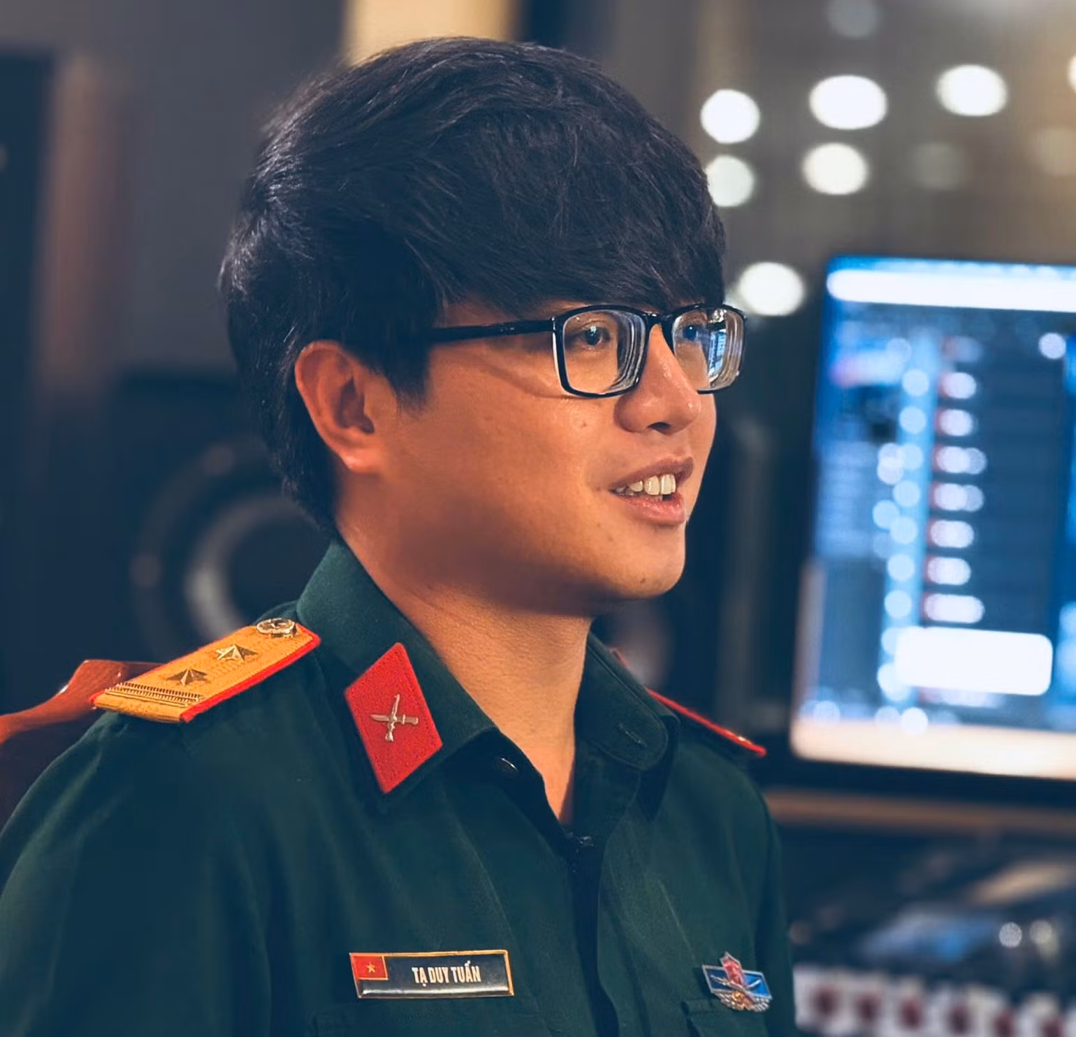 Trung tá - nhạc sĩ Tạ Duy Tuấn dành rất nhiều tâm huyết cho MV.