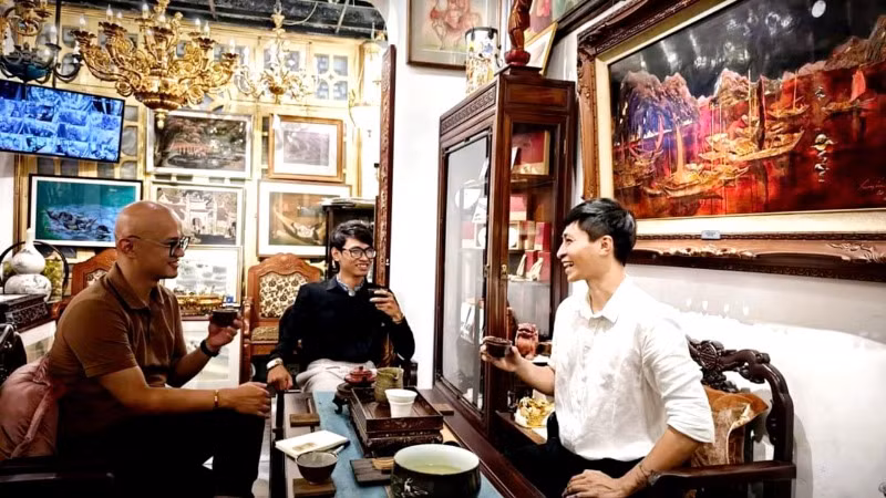Nghệ nhân chuyện trò cùng trà khách. Nghệ nhân chuyện trò cùng trà khách.