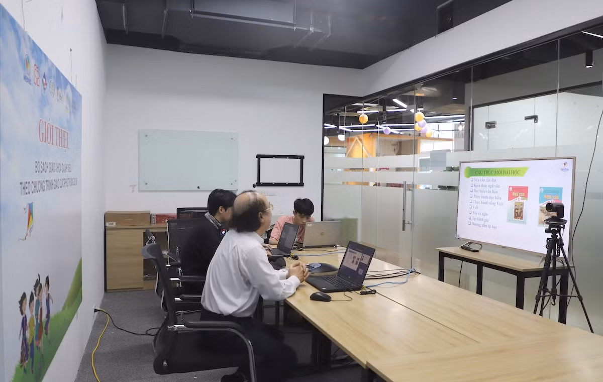 Giới thiệu sách trực tuyến có tương tác với báo cáo viên. Giới thiệu sách trực tuyến có tương tác với báo cáo viên.
