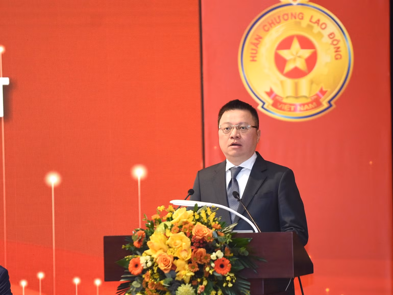 Đồng chí Lê Quốc Minh, Ủy viên Trung ương Đảng, Tổng Biên tập Báo Nhân Dân, Phó Trưởng Ban Tuyên giáo Trung ương, Chủ tịch Hội Nhà báo Việt Nam trình bày tham luận.