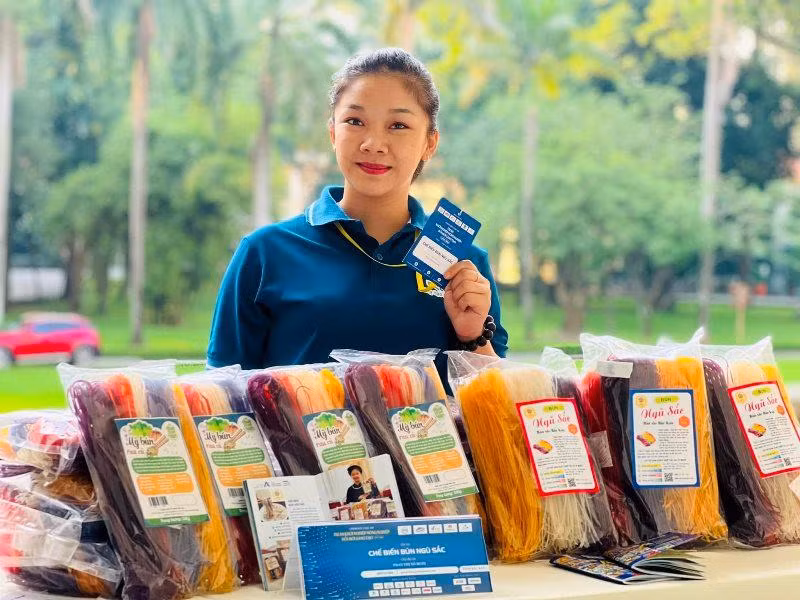 Tiêu thụ 25 tấn bún năm 2021, 10 tấn bún trong nửa đầu năm 2022 là con số ấn tượng mà chị Tố Mười đã đạt được. Tiêu thụ 25 tấn bún năm 2021, 10 tấn bún trong nửa đầu năm 2022 là con số ấn tượng mà chị Tố Mười đã đạt được.