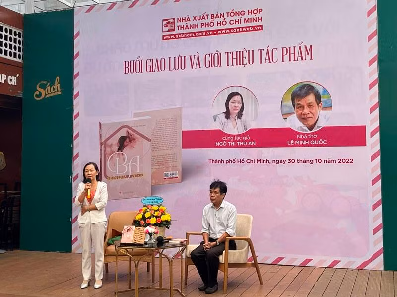Tác giả Ngô Thị Thu An và nhà thơ Lê Minh Quốc trong buổi giao lưu. Tác giả Ngô Thị Thu An và nhà thơ Lê Minh Quốc trong buổi giao lưu.