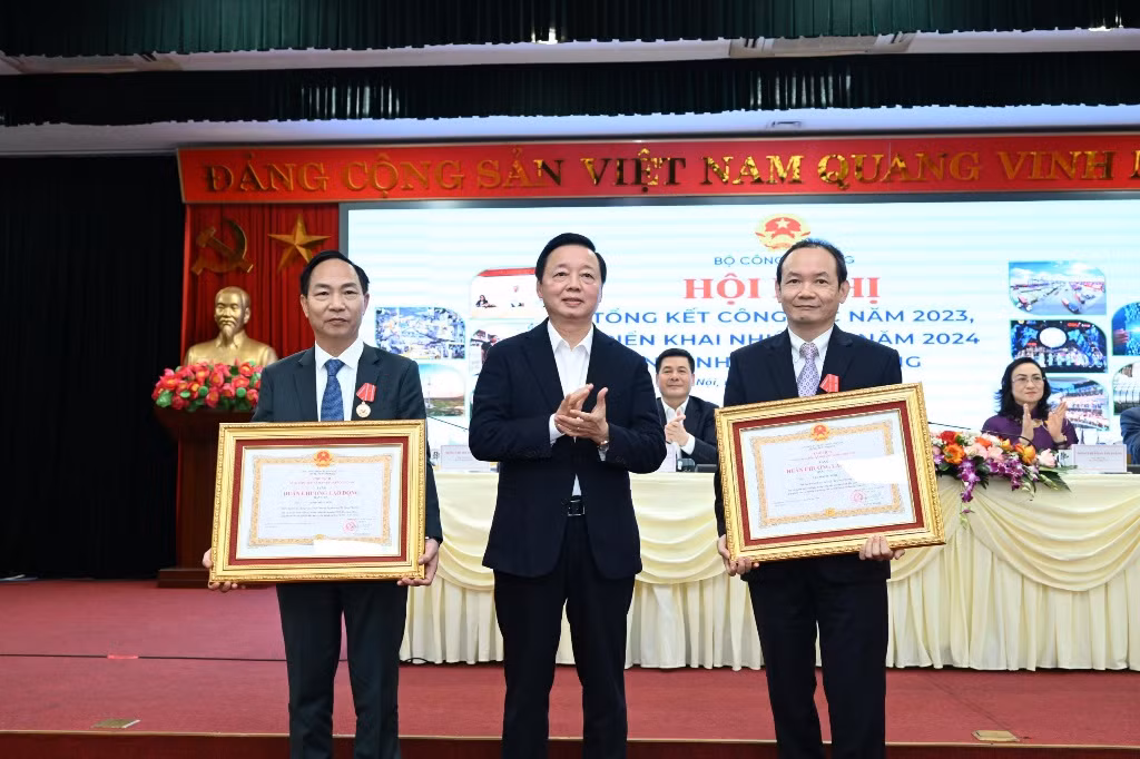 Phó Thủ tướng Trần Hồng Hà trao tặng Huân chương lao động Hạng Nhì và Hạng Ba của Chủ tịch nước cho 2 cá nhân thuộc Bộ Công thương.
