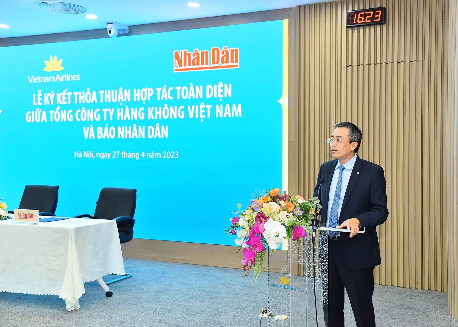 Bí thư Đảng ủy, Chủ tịch Hội đồng quản trị Tổng công ty Hàng không Việt Nam Đặng Ngọc Hòa phát biểu tại Lễ ký kết. Bí thư Đảng ủy, Chủ tịch Hội đồng quản trị Tổng công ty Hàng không Việt Nam Đặng Ngọc Hòa phát biểu tại Lễ ký kết.