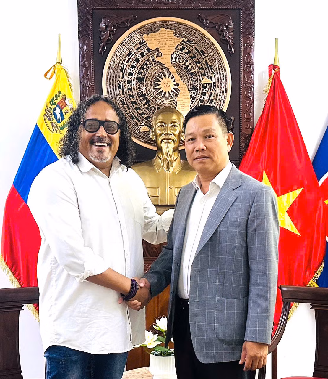 Thứ trưởng Văn hóa Venezuela Alí Alejandro và Đại sứ Vũ Trung Mỹ. (Ảnh: Đại sứ quán Việt Nam tại Venezuela) Thứ trưởng Văn hóa Venezuela Alí Alejandro và Đại sứ Vũ Trung Mỹ. (Ảnh: Đại sứ quán Việt Nam tại Venezuela)