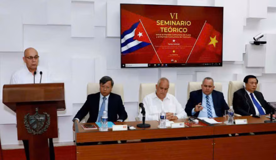 Đồng chí Roberto Morales Ojeda, Trưởng đoàn đại biểu Đảng Cộng sản Cuba phát biểu tại Hội thảo. (Ảnh: Đại sứ quán Việt Nam tại Cuba)