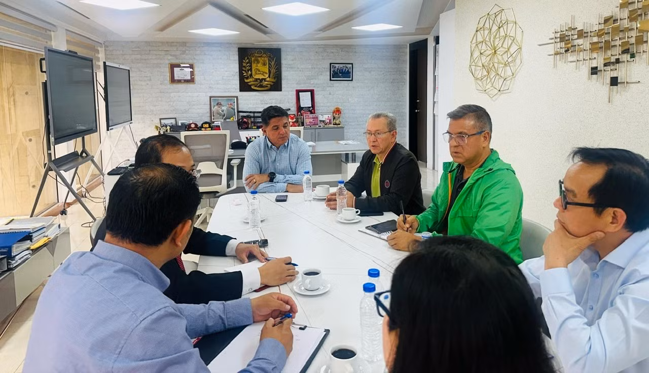 Phó Tổng thống Venezuela Jorge Marquez (áo xanh) tiếp và làm việc với Đoàn doanh nghiệp Việt Nam. (Ảnh: Đại sứ quán Việt Nam tại Venezuela).