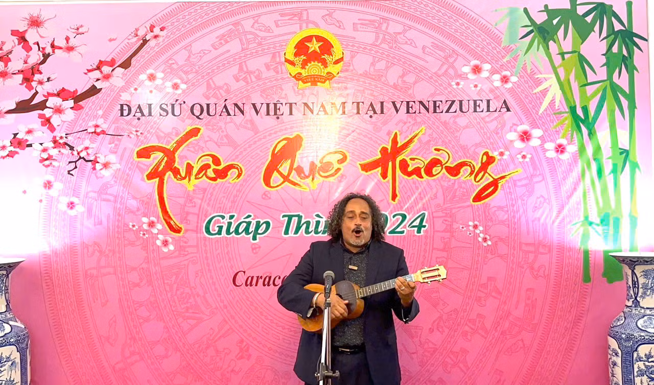 Thứ trưởng Văn hóa Venezuela Alí Alejandro tham gia biểu diễn tại chương trình "Xuân quê hương" năm 2024. (Ảnh: Đại sứ quán Việt Nam tại Venezuela) Thứ trưởng Văn hóa Venezuela Alí Alejandro tham gia biểu diễn tại chương trình "Xuân quê hương" năm 2024. (Ảnh: Đại sứ quán Việt Nam tại Venezuela)