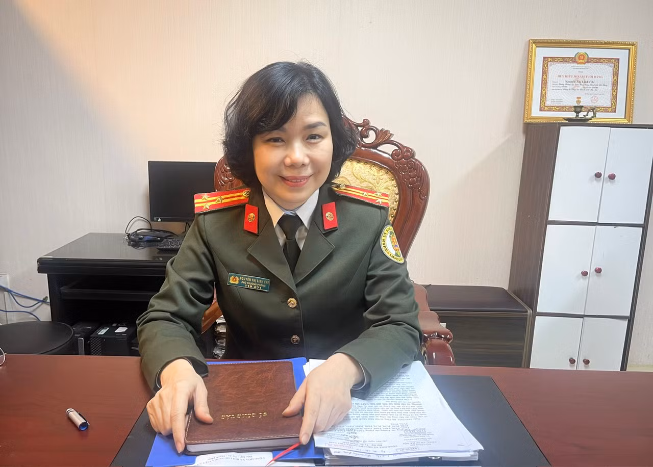 Thượng tá Nguyễn Thị Linh Chi , Phó Trưởng phòng Quản lý xuất nhập cảnh, Công an thành phố Hà Nội. Thượng tá Nguyễn Thị Linh Chi , Phó Trưởng phòng Quản lý xuất nhập cảnh, Công an thành phố Hà Nội.