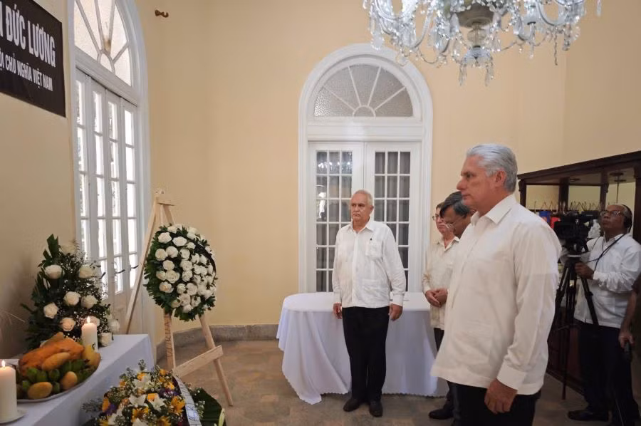 Bí thư thứ nhất Ban Chấp hành Trung ương Đảng Cộng sản Cuba, Chủ tịch nước Cộng hòa Cuba Miguel Díaz-Canel và các thành viên trong đoàn viếng nguyên Chủ tịch nước Trần Đức Lương. (Ảnh: Đại sứ quán Việt Nam tại Cuba)
