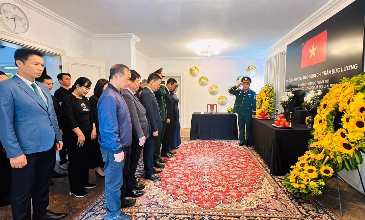 Toàn thể cán bộ, nhân viên Cơ quan đại diện viếng, tưởng niệm đồng chí Trần Đức Lương (Ảnh: Đại sứ quán tại Venezuela)