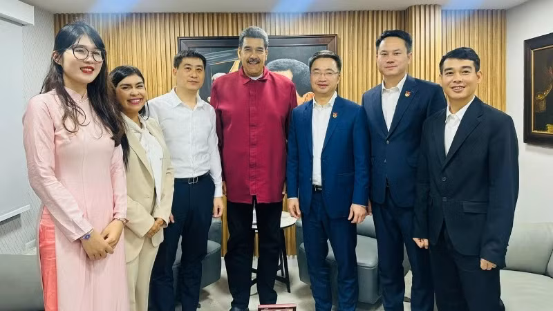 Tổng thống Venezuela Nicolas Maduro tiếp và chụp ảnh kỷ niệm với Đoàn đại biểu cấp cao Trung ương Đoàn Thanh niên Cộng sản Hồ Chí Minh nhân dịp sang thăm và làm việc tại Venezuela vào cuối tháng 4 vừa qua. (Ảnh: Đại sứ quán Việt Nam tại Venezuela)