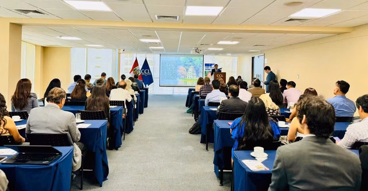 Đại sứ Bùi Văn Nghị tham dự và phát biểu tại Diễn đàn Doanh nghiệp Việt Nam-Peru 2025 (Ảnh: Đại sứ quán Việt Nam tại Brazil)