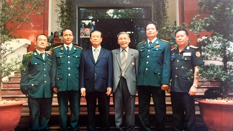 Với vai trò là chuyên gia văn hóa tại Lào, ông Đào Văn Tiến (thứ 3 từ trái sang) đã kết nối các Đoàn công tác của Nhà xuất bản Quân đội Việt Nam hợp tác với đơn vị liên quan của Lào. (Ảnh do nhân vật cung cấp)