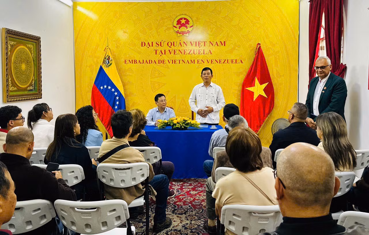 Đoàn gặp gỡ hữu nghị với các thành viên Nhà Hữu nghị Venezuela-Việt Nam, các cựu du kích quân Caracas và nhân sĩ yêu mến Việt Nam. (Ảnh: Đại sứ quán Việt Nam tại Venezuela)
