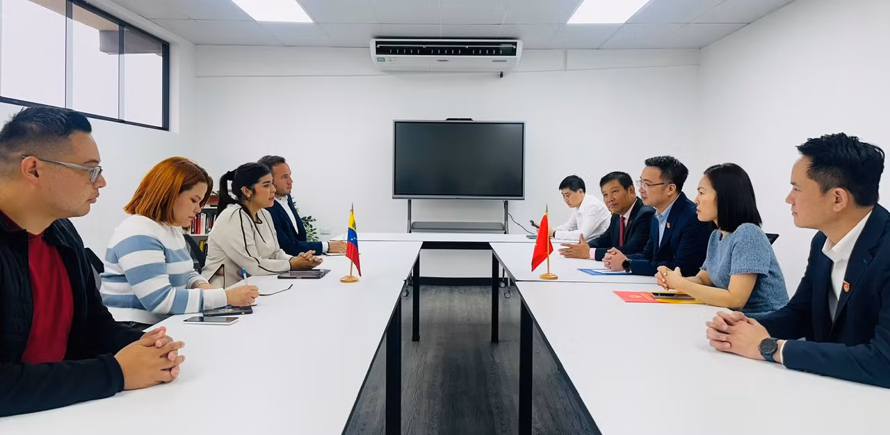 Đoàn Thanh niên Cộng sản Hồ Chí Minh hội đàm với Đoàn Thanh niên Xã hội chủ nghĩa Thống nhất (JPSUV). (Ảnh: Đại sứ quán Việt Nam tại Venezuela) Đoàn Thanh niên Cộng sản Hồ Chí Minh hội đàm với Đoàn Thanh niên Xã hội chủ nghĩa Thống nhất (JPSUV). (Ảnh: Đại sứ quán Việt Nam tại Venezuela)
