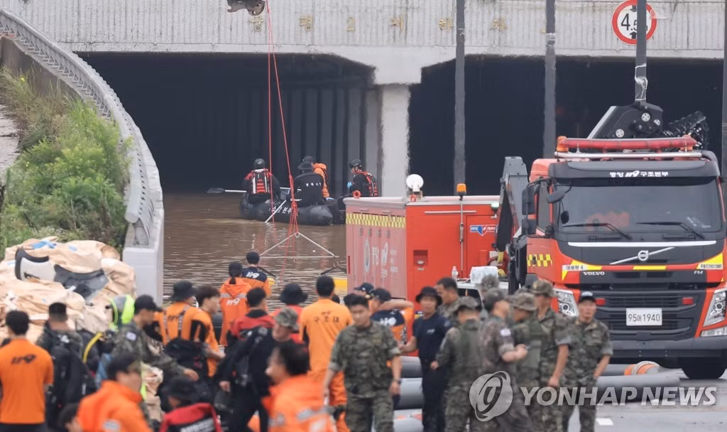 Hàn Quốc triển khai cứu nạn trong đường hầm bị ngập, ngày 16/7/2023. (Ảnh: Yonhap)