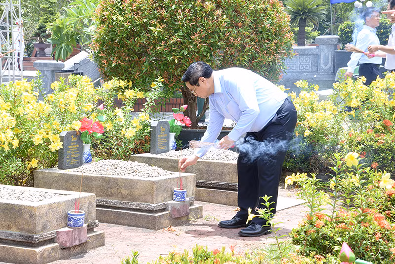 Thủ tướng Phạm Minh Chính dâng hương tại các mộ phần. Thủ tướng Phạm Minh Chính dâng hương tại các mộ phần.