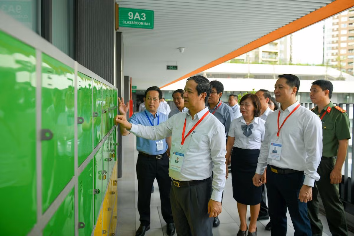 Bộ trưởng Giáo dục và Đào tạo Nguyễn Kim Sơn kiểm tra tại điểm dự kiến chấm thi của Hà Nội. Bộ trưởng Giáo dục và Đào tạo Nguyễn Kim Sơn kiểm tra tại điểm dự kiến chấm thi của Hà Nội.