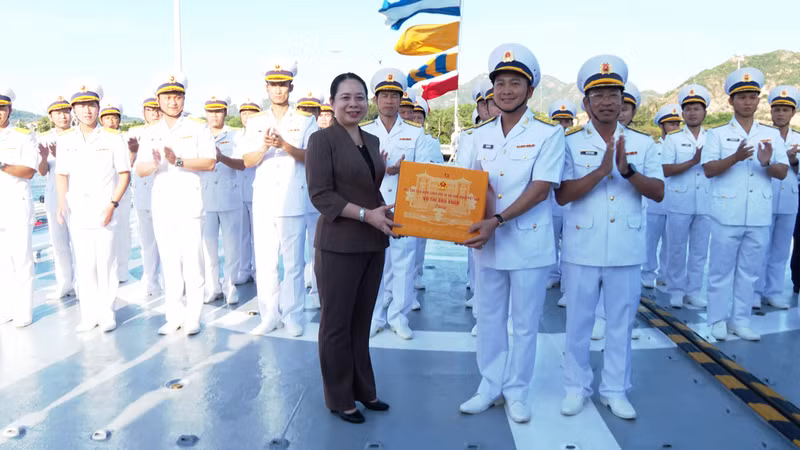 Phó Chủ tịch nước Võ Thị Ánh Xuân tặng quà Lữ đoàn 146, Quân chủng Hải quân. (Ảnh: CTV HQ) Phó Chủ tịch nước Võ Thị Ánh Xuân tặng quà Lữ đoàn 146, Quân chủng Hải quân. (Ảnh: CTV HQ)