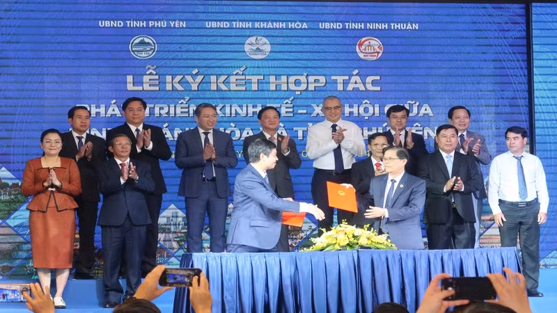 Lãnh đạo các tỉnh trao văn bản ký kết. (Ảnh: PHONG NGUYÊN) Lãnh đạo các tỉnh trao văn bản ký kết. (Ảnh: PHONG NGUYÊN)