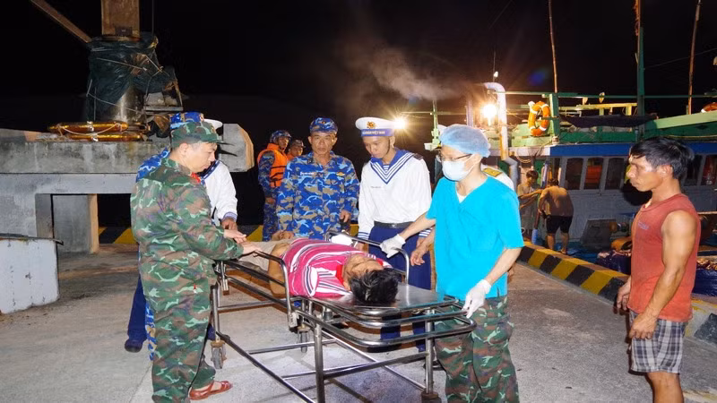 Đưa bệnh nhân Ngô Lực vào Bệnh xá đảo Trường Sa cấp cứu. (Ảnh: CTV HQ)