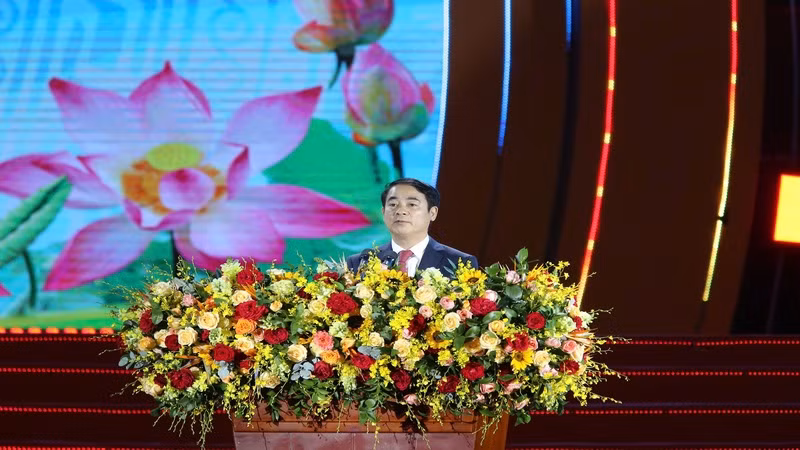 Đồng chí Nghiêm Xuân Thành, Bí thư Tỉnh ủy Khánh Hòa đọc diễn văn tại buổi lễ. (Ảnh: NGỌC HÒA) Đồng chí Nghiêm Xuân Thành, Bí thư Tỉnh ủy Khánh Hòa đọc diễn văn tại buổi lễ. (Ảnh: NGỌC HÒA)