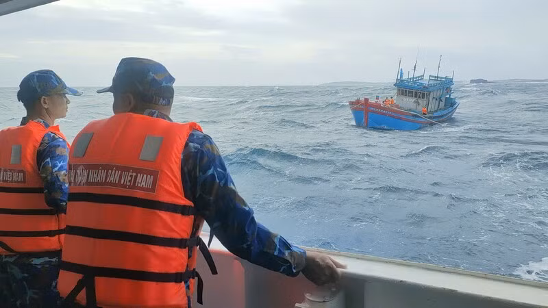 Lực lượng Hải quân tiếp cận tàu cá QNg 95046TS. (Ảnh CTV ) Lực lượng Hải quân tiếp cận tàu cá QNg 95046TS. (Ảnh CTV )