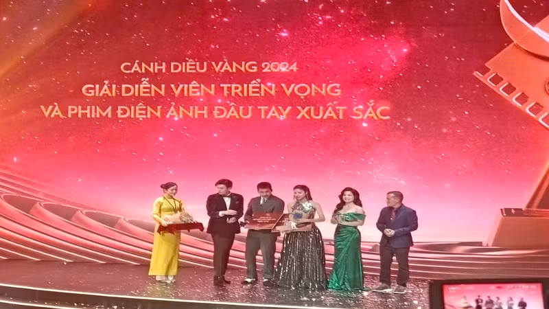 Ban Tổ chức trao giải Diễn viên triển vọng và Phim điện ảnh đầu tay xuất sắc. (Ảnh: CTV HĐA)