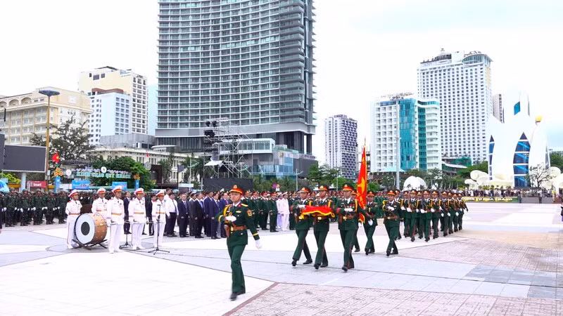 Các đơn vị duyệt đội ngũ. (Ảnh: NGỌC HÒA) Các đơn vị duyệt đội ngũ. (Ảnh: NGỌC HÒA)